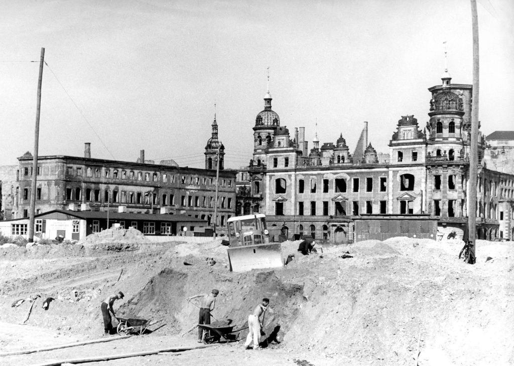 The construction workers in front of the residential palace in Dresden.
