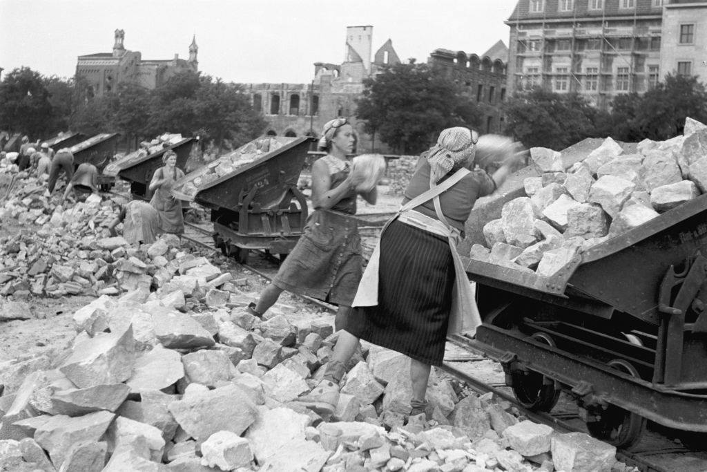 Women loading debris in Dresden.