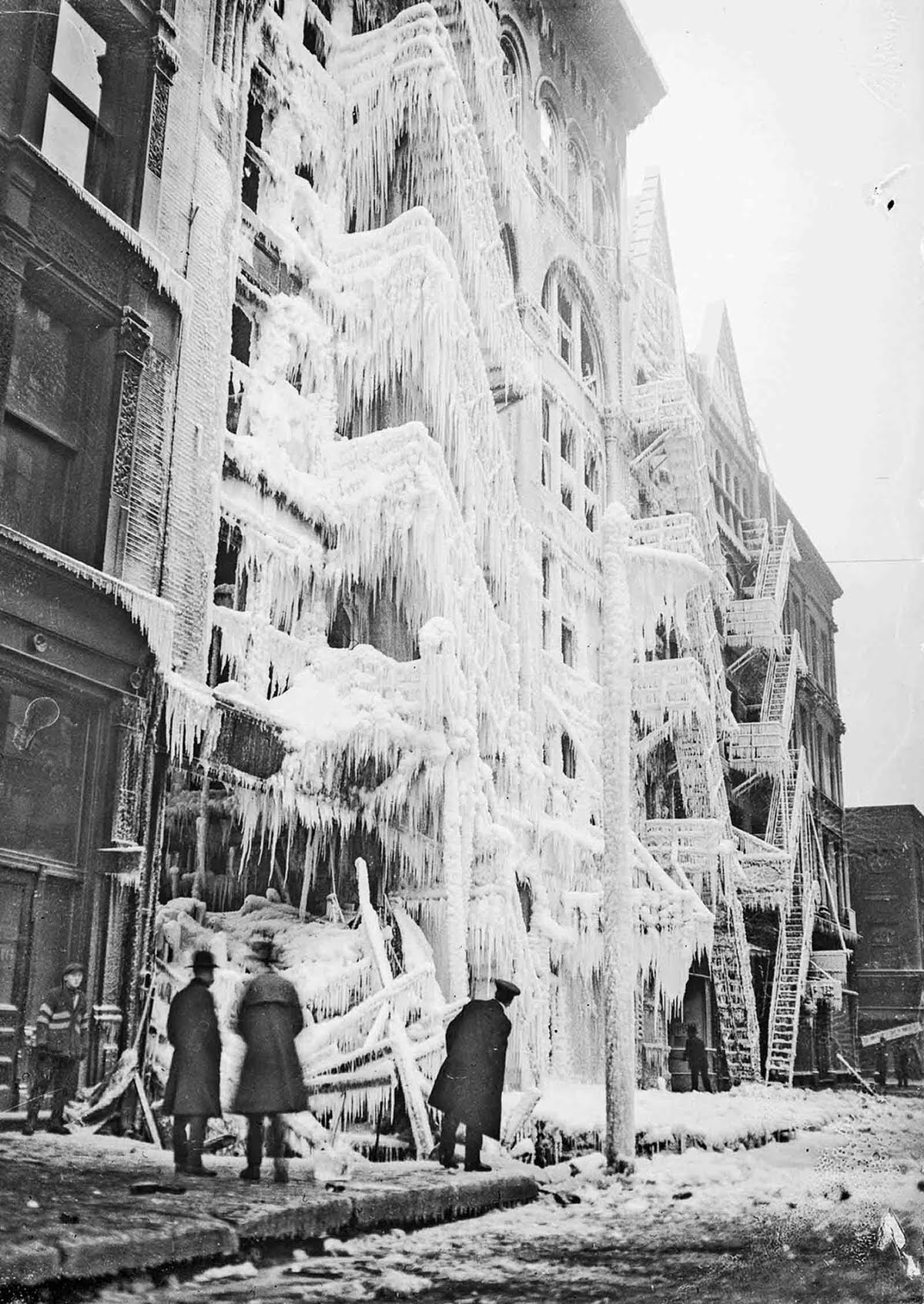 The remains of the Eureka building in Chicago, 1920.