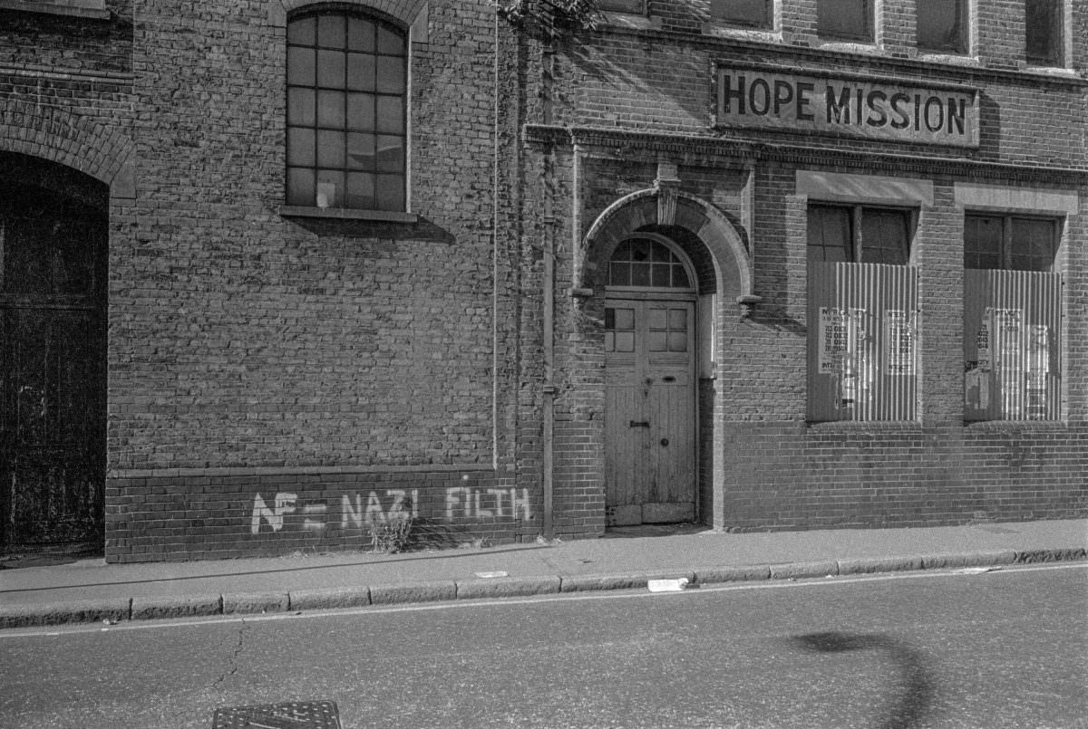 Freedom Alley, Whitechapel High St, Aldgate, Tower Hamlets, London, 1980