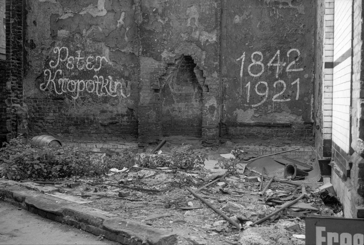 Freedom Alley, Whitechapel High St, Aldgate, Tower Hamlets, 1980.