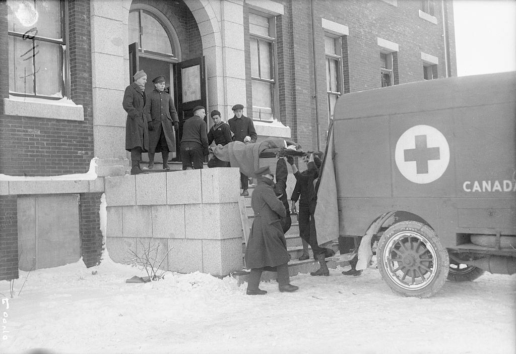 Mentő sérülteknek a kikötői robbanás után, 1917.