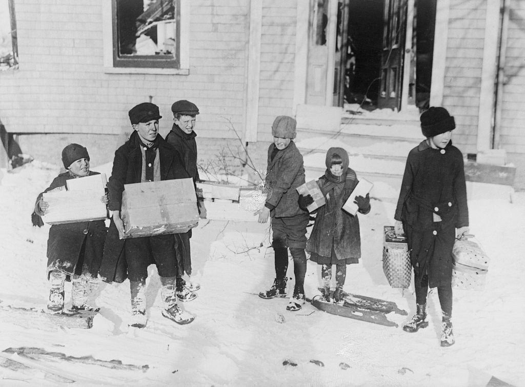 A város lakói a lehető legtöbb menthető árut eltávolítják, 1917.