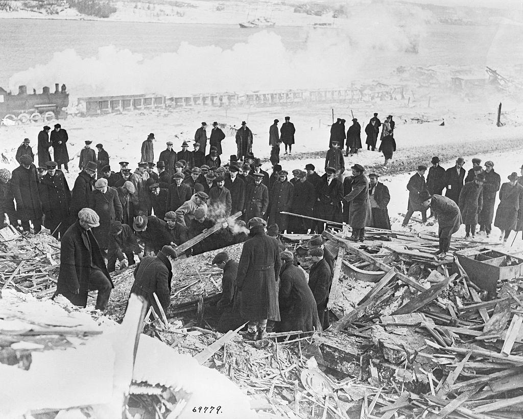 Crowd searching the ruins after the Halifax eplosion, 1917.
