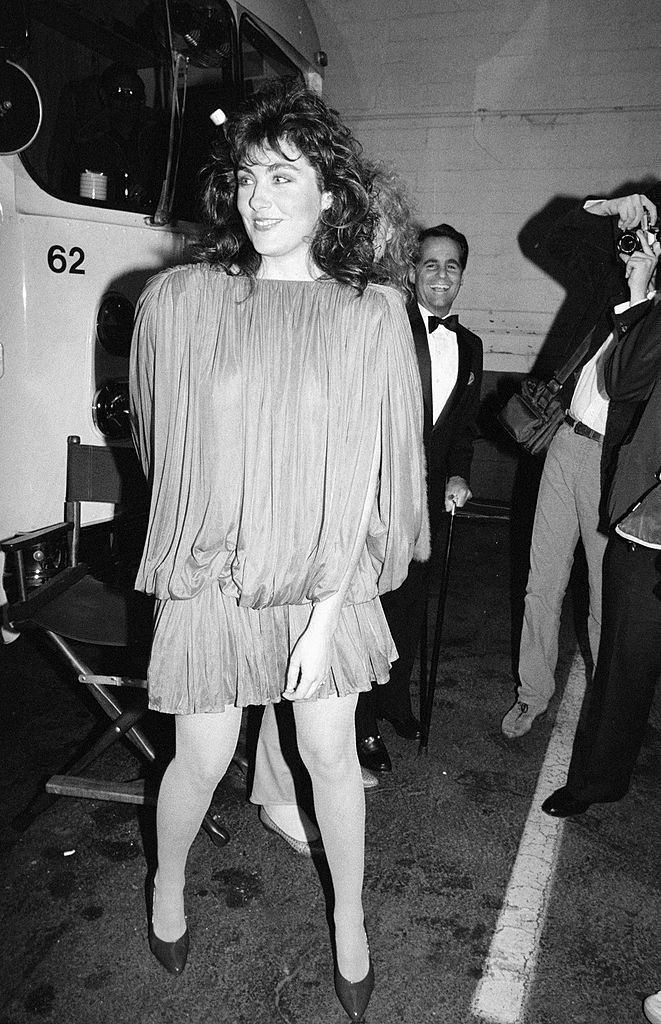 Laura Branigan in front of press photographers, 1983.