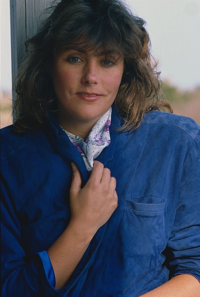 Laura Branigan in blue dress, 1980.