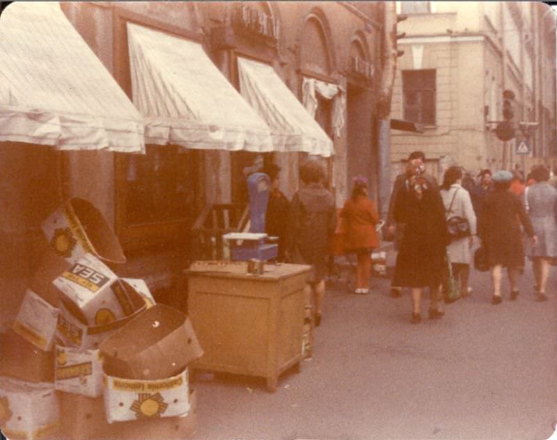 California lemons in Leningrad near Liteynyy Prospekt, all sold out by this time, 1977