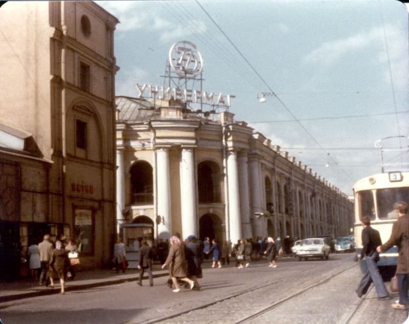 Gostinyy dvor, Leningrad, 1977