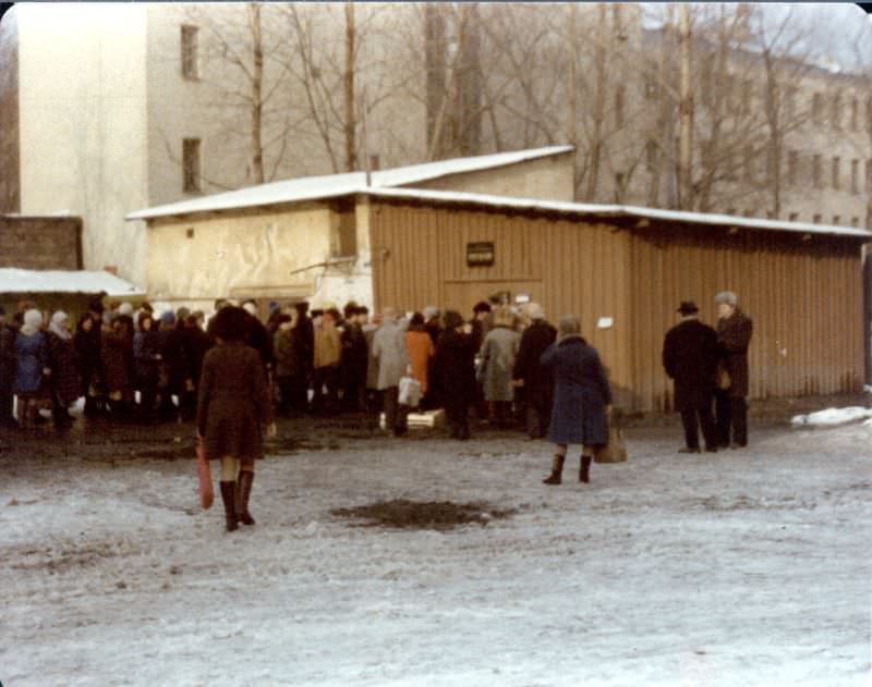 Kolkhoznyi rynok near Ploshchad' Mira, Leningrad, circa mid-1970s