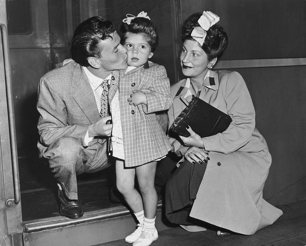 Little Nancy Sinatra with her father, Frank Sinatra and mother Nancy, 1942.