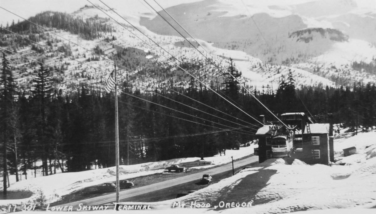 At Timberline Lodge the tram had no upper terminal building. Passengers had to load and unload from an open-air platform.