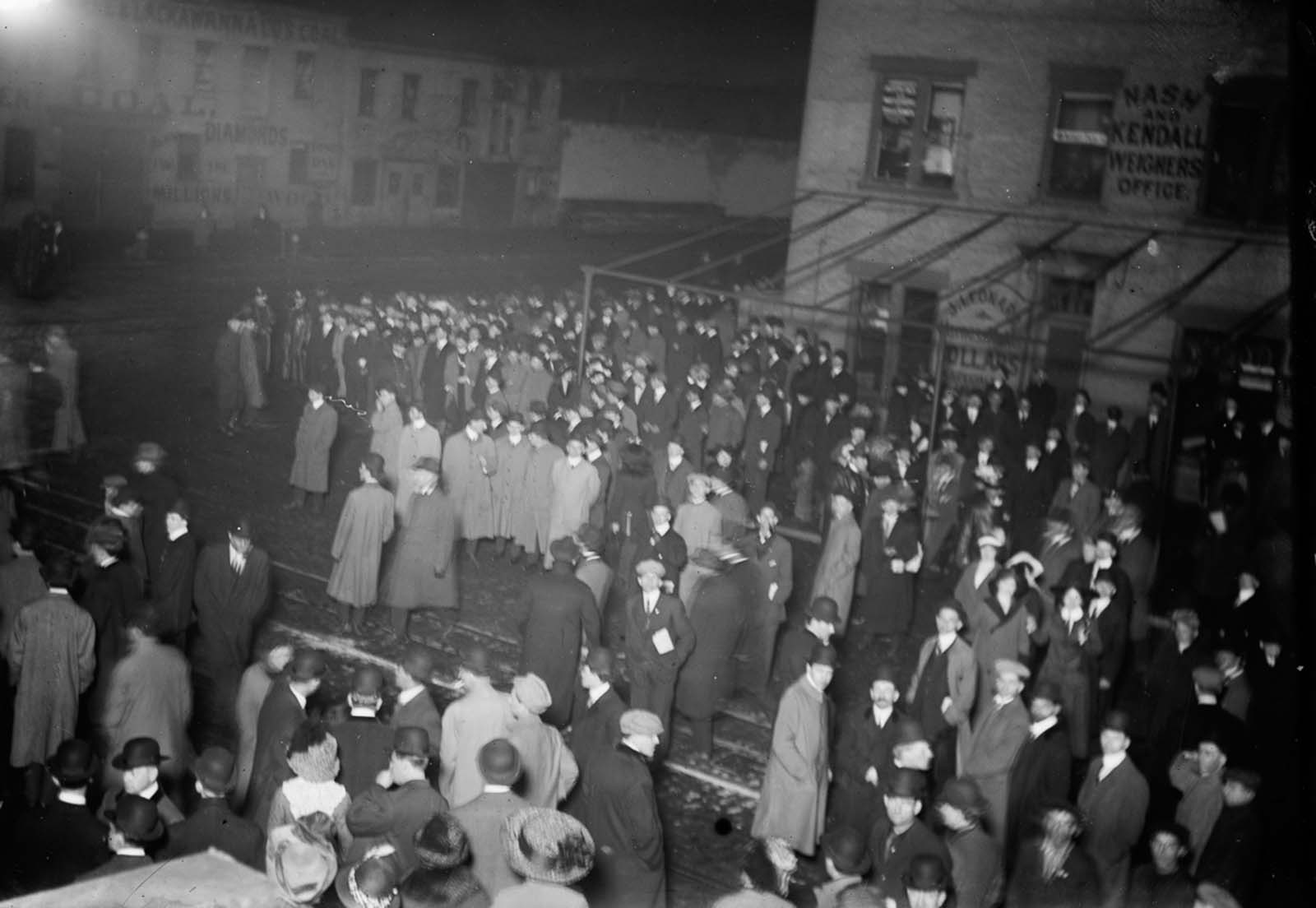 Crowds await the arrival of the Carpathia in New York.