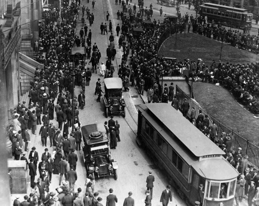 Tömeg várakozik a White Star Line irodája előtt, hogy meghallja a legfrissebb híreket a katasztrófáról.  New York.  Körülbelül 1912. április 15-18.