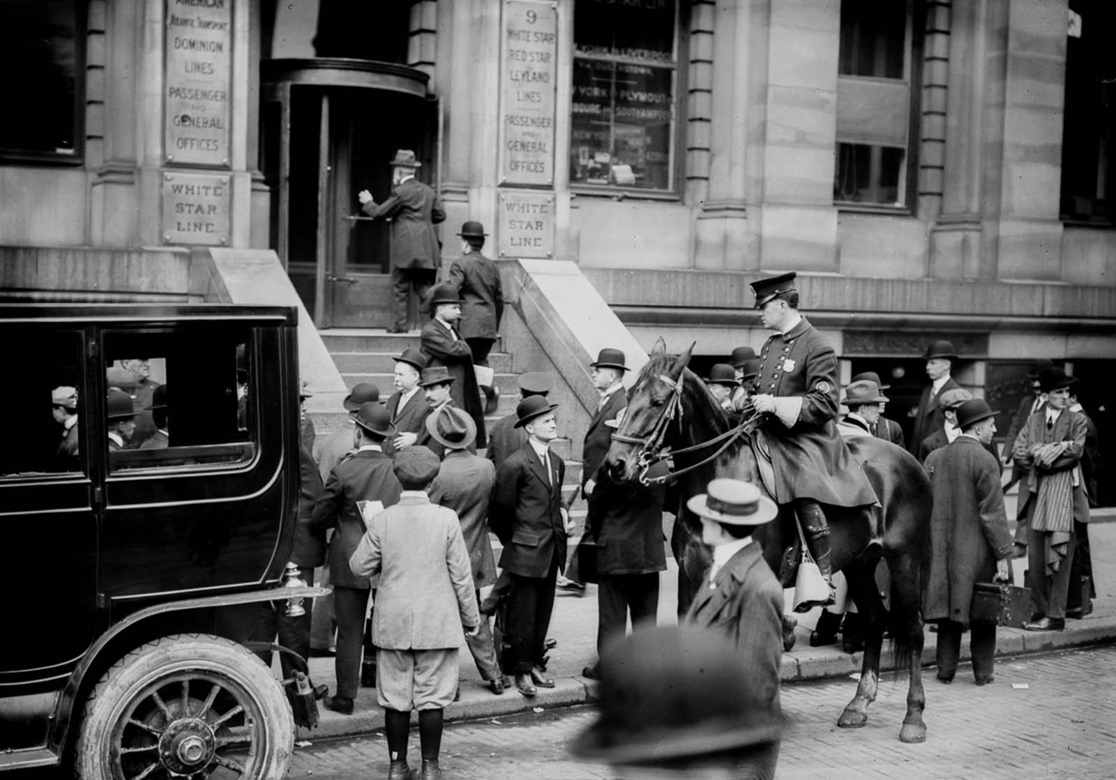 Az emberek híreket várnak a New York-i White Star Line irodája előtt.