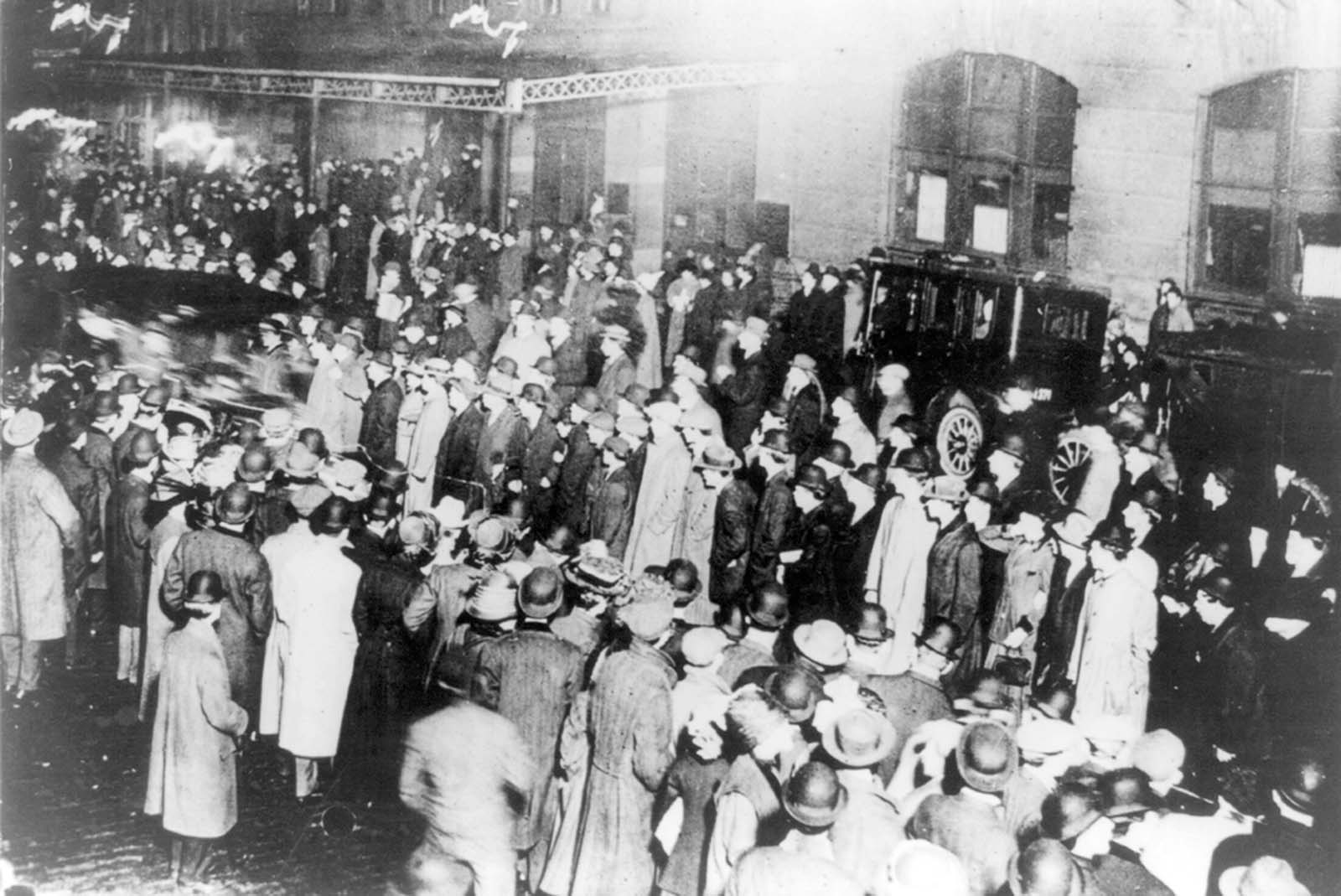 Crowds stand in the rain awaiting the arrival of the Carpathia in New York.