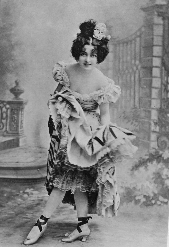 Miss Paulina Clarissa Molonym, known professionally as Saharet, 1890s