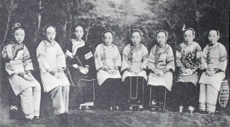A group of Chinese ladies with small feet