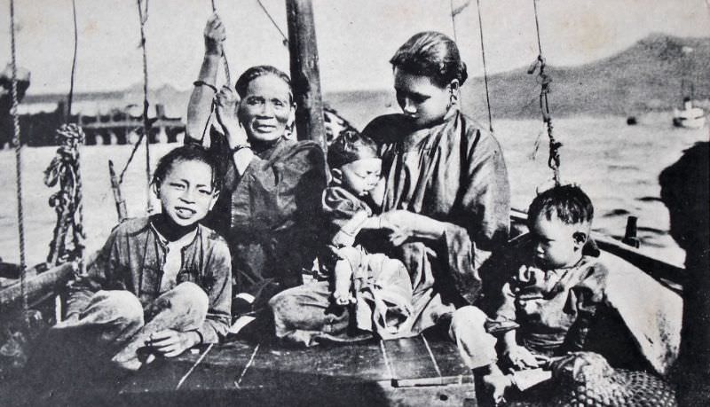 Life on board Chinese sampan, 3 generations