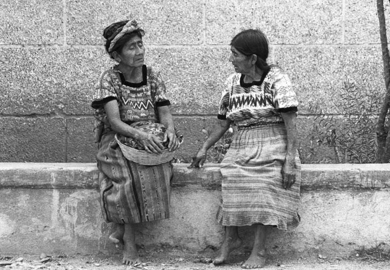 The gossip, Guatemala, 1984