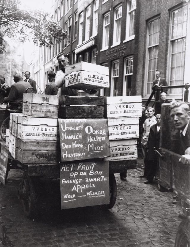 Demonstration of fruit farmers against the government policy 'The fruit on the voucher brings back black apples ... again', Nieuwezijds Voorburgwal,.Amsterdam, September 5, 1946