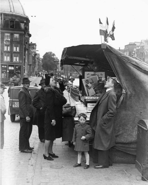 Dutch new, Singel. Amsterdam, May 1946