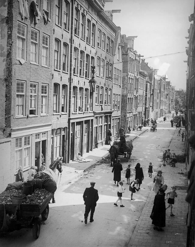 Goudsbloemstraat with peeling farmer and milk cart. Amsterdam, 1946