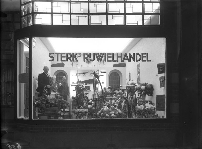 Showcase of Sterk's Rijwielhandel. Amsterdam, December 3, 1946