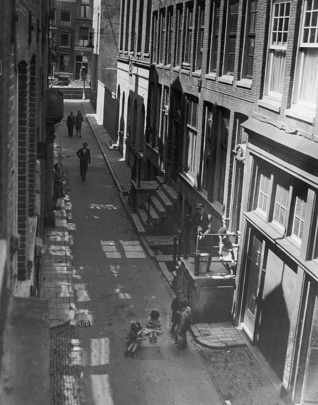 The Bethanienstraat. Amsterdam, 1946