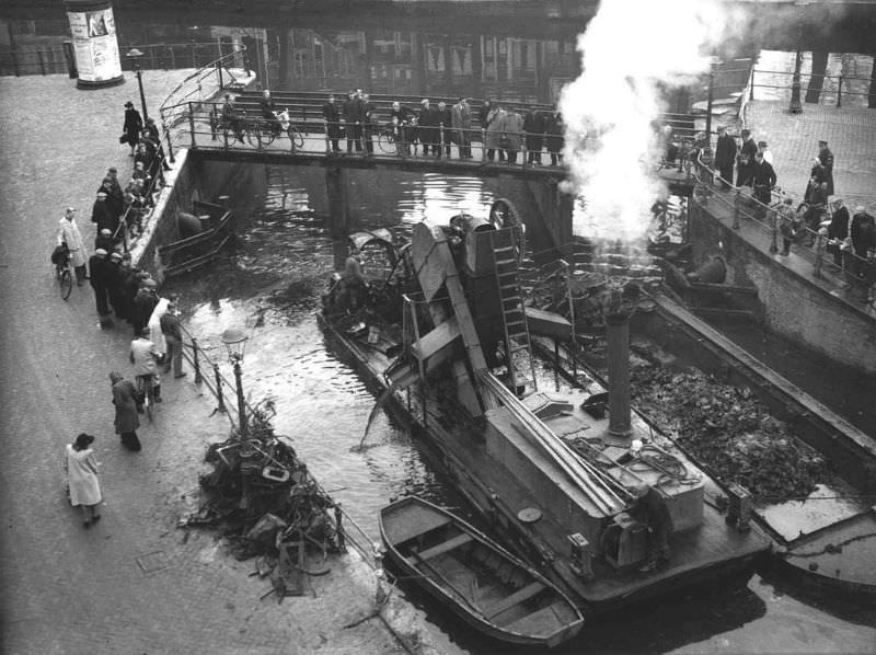 The canals are being dredged, the Bloemgracht near the Prinsengracht. Amsterdam, December 5, 1946