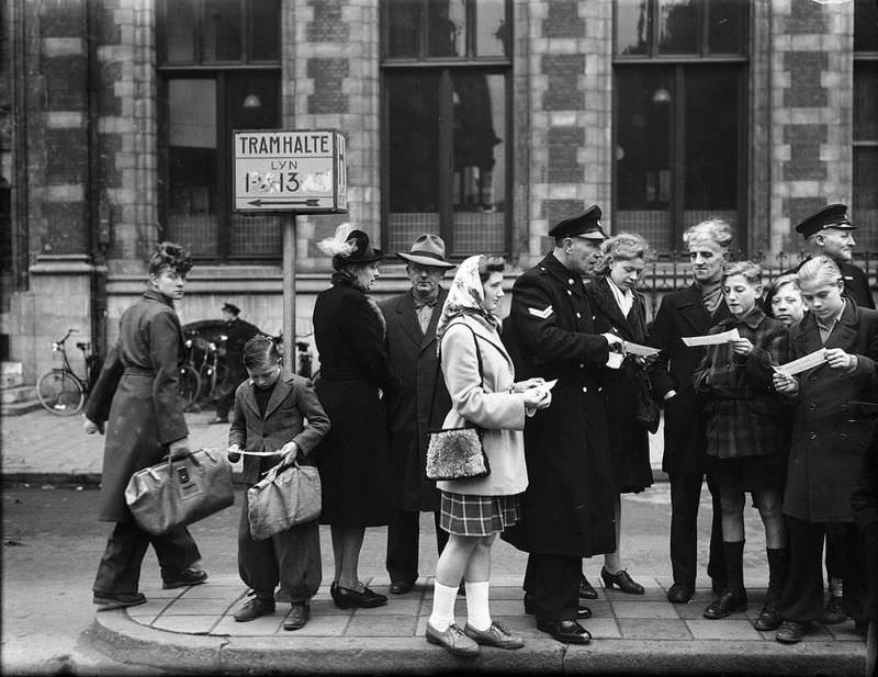 The police distribute pamphlets to the youth within the framework of the 'anti-tram-bunch-action', Nieuwezijds Voorburgwal. Amsterdam, December 14, 1946.