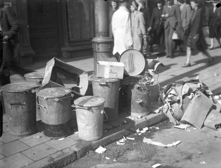 A wild strike at the Gemeentetram and the Stadsreiniging, garbage remains undone. Amsterdam, September 24, 1946