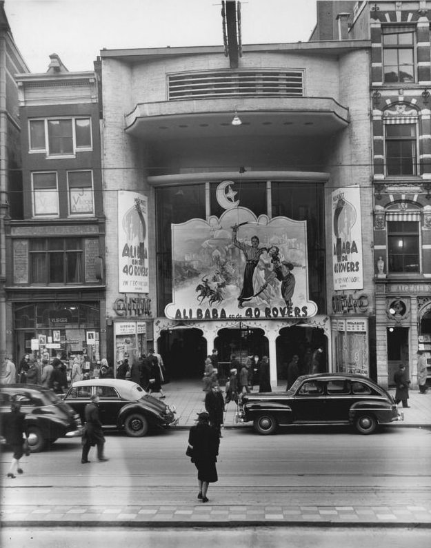 At Cineac, 'Ali Baba and the 40 robbers', Damrak, December 1947