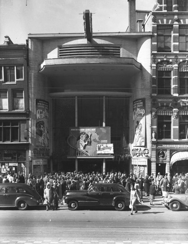 De Wenteltrap (The Spiral Staircase) runs in Nöggerath, Reguliersbreestraat. Amsterdam, September 22, 1947