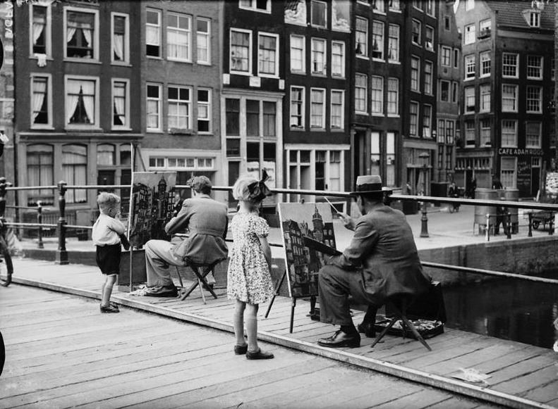 Painters on the bridge at the Oudezijds Kolk, children watch. Amsterdam, July 1947