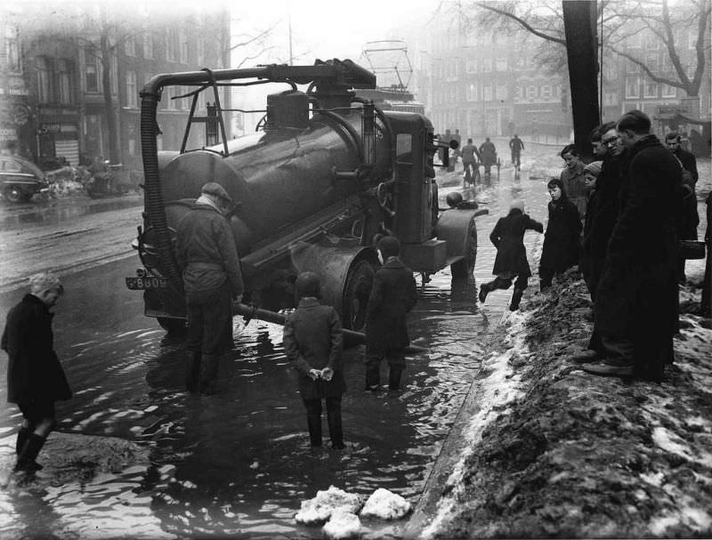 Swine suction dredger in action in case of flooding caused by thaw, Westermarkt. Amsterdam, March 11, 1947