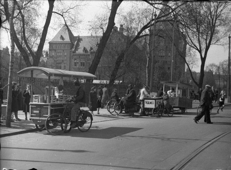 Three ice cream carts in a row at the Oosterpark and the Tropenmuseum. Amsterdam, 1947