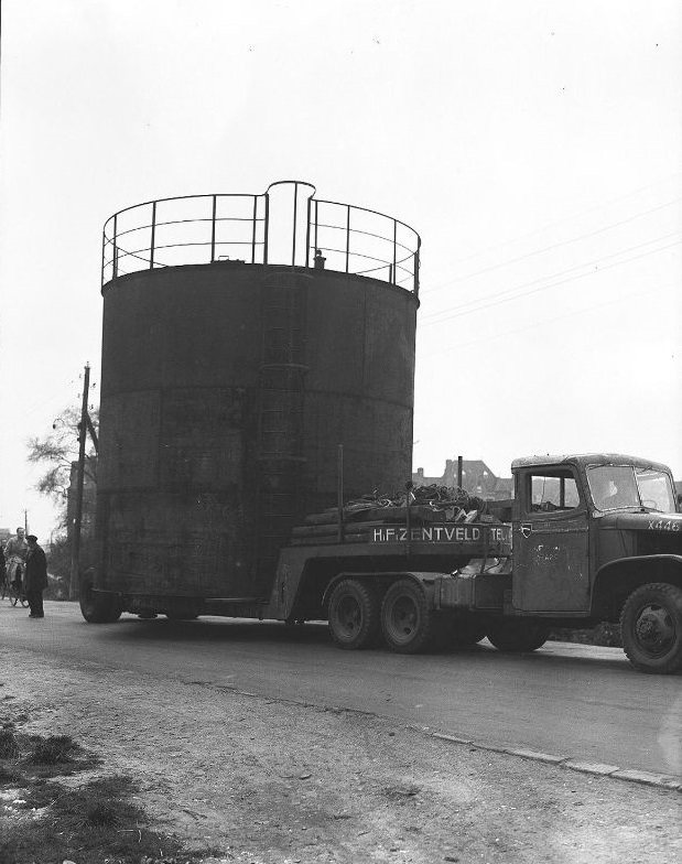 Transport of an oil tank on a truck with semi-trailer from H.F. Zentveld, Spaarndammerdijk corner Hemweg. Amsterdam, October 28, 1947