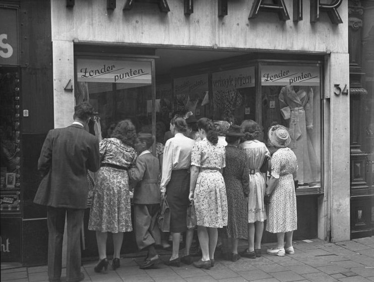 At the shop window of Mayfair, Kalverstraat 34. Amsterdam, July 1948