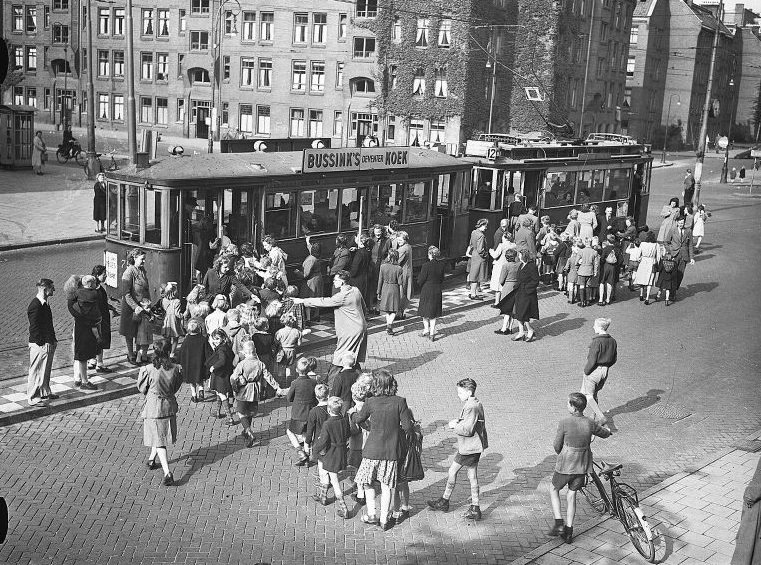 Children leave with tram 12 to S.I.V.A. Kinder-Vakantieschool Westeroord at the Hemweg, the corner of Javastraat and Javaplein. Amsterdam, July 19, 1948