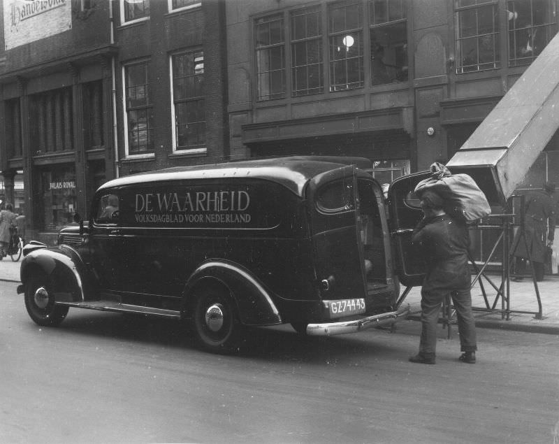 Expedition car from De Waarheid Volksdagblad for the Netherlands at the printing office on the corner of Paleisstraat and Nieuwezijds Voorburgwal. Amsterdam, November 1948