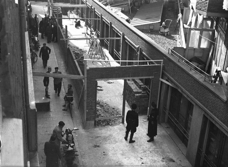 Police stop construction at 'Cloeck & Moedigh' due to a renovation of the printing plant without permission from B & W, 2e Passeerdersdwarsstraat. Amsterdam, March 31, 1948