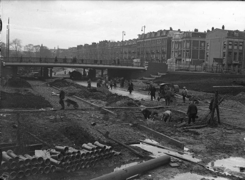 The Vondel bridge is ready but the roads in the Vondelpark are not yet, January 6, 1948