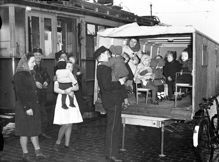 Transport by cart from the depot Lekstraat to 't Kabouterhuis on the Amsteldijk. Amsterdam, April 1948