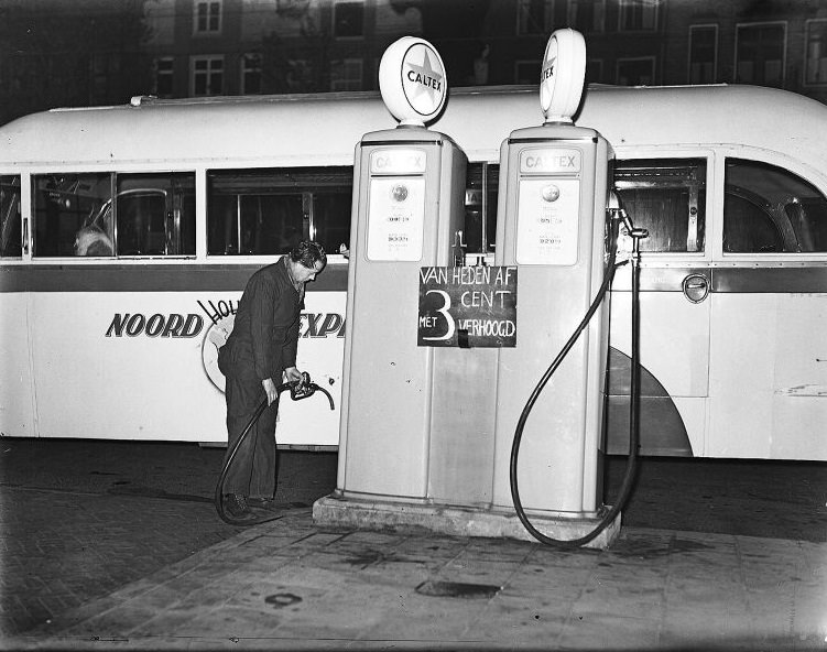 Bus of Noord-Holland Express at petrol station with gasoline price increase 'From now on increased by 3 cents', Nieuwezijds Voorburgwal. Amsterdam, November 1949