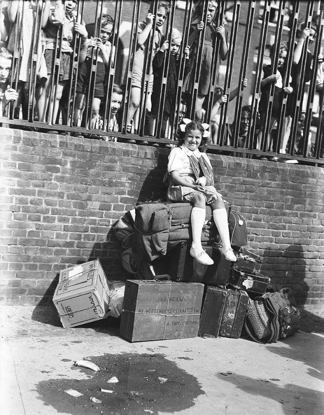 Departure of the children from Kattenburg to the campsite of farmer Zander in Schoorl on behalf of Stichting Kinderuitzending 'Eilanden', August 1, 1949