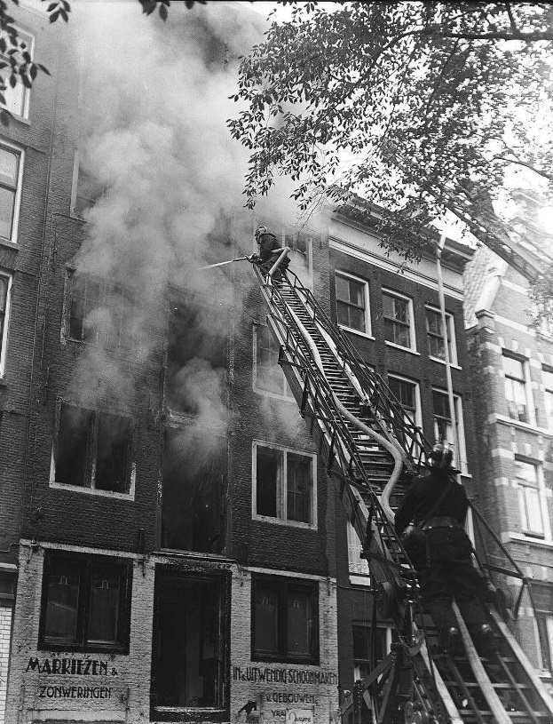 Fire at a glassworks in an old warehouse on the Elandsgracht 15. Amsterdam, October 3, 1949