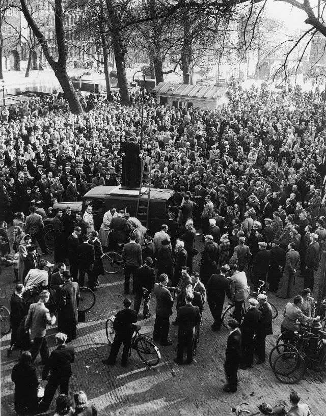 Overview of the first CPN meeting for peace (anti NATO) at the Noordermarkt. Amsterdam, April 2, 1949