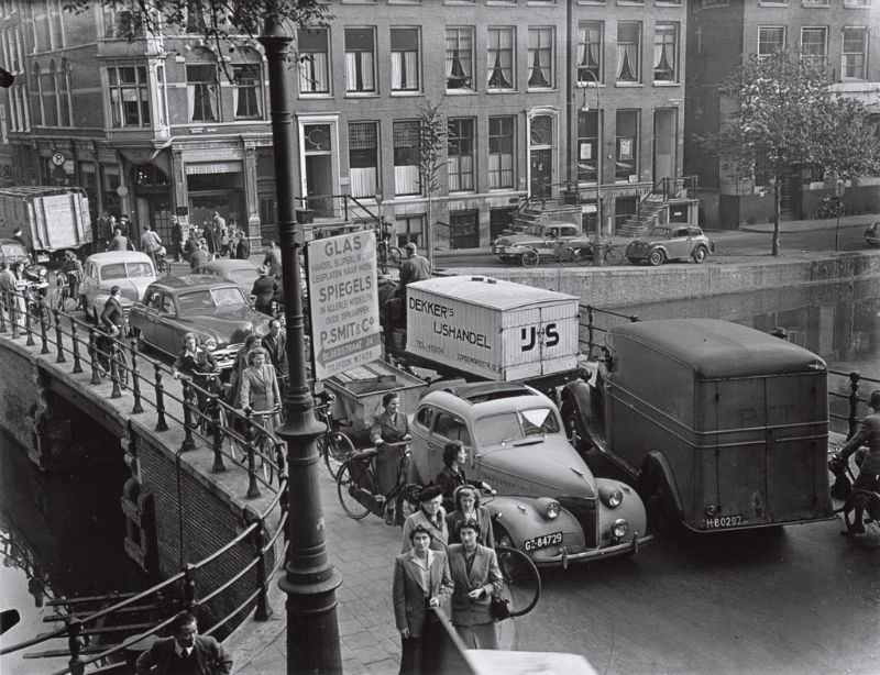 Traffic on the bridge between the Oude and Nieuwe Hoogstraat over the Kloveniersburgwal. Amsterdam, October 13, 1949