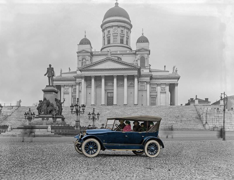 The family cabriolet on the Senate square, with the Cathedral in the background, Helsinki in 1920