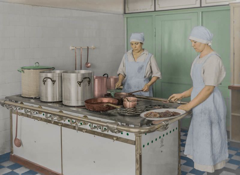 A modern kitchen of the then newly opened Elanto co-operative restaurant in Helsinki at Viipuri street 4, 1930